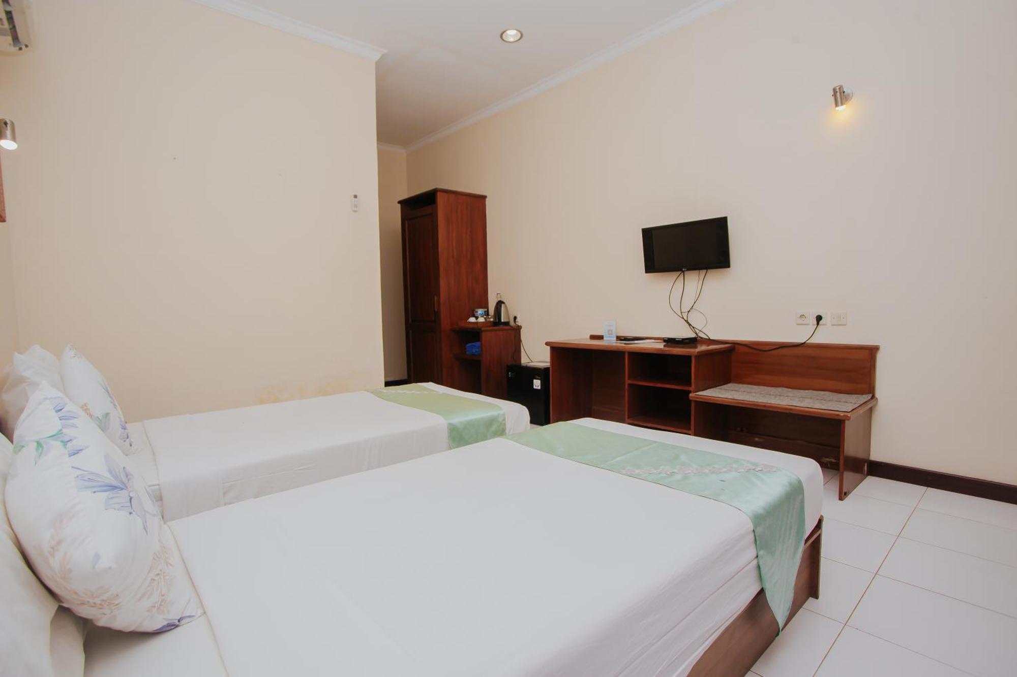 Medana Bay Marina Hotel Paloh Exterior photo