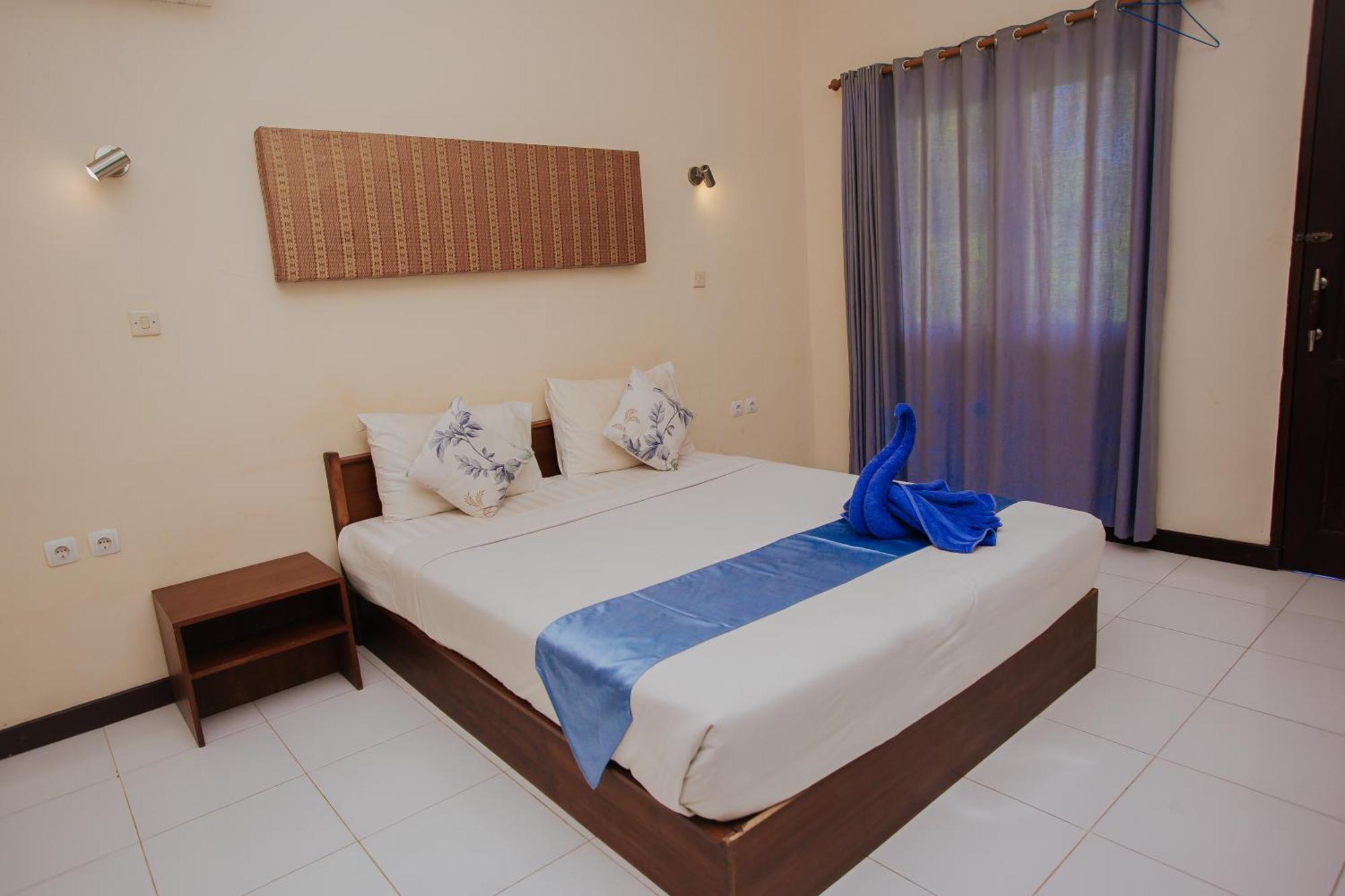 Medana Bay Marina Hotel Paloh Exterior photo
