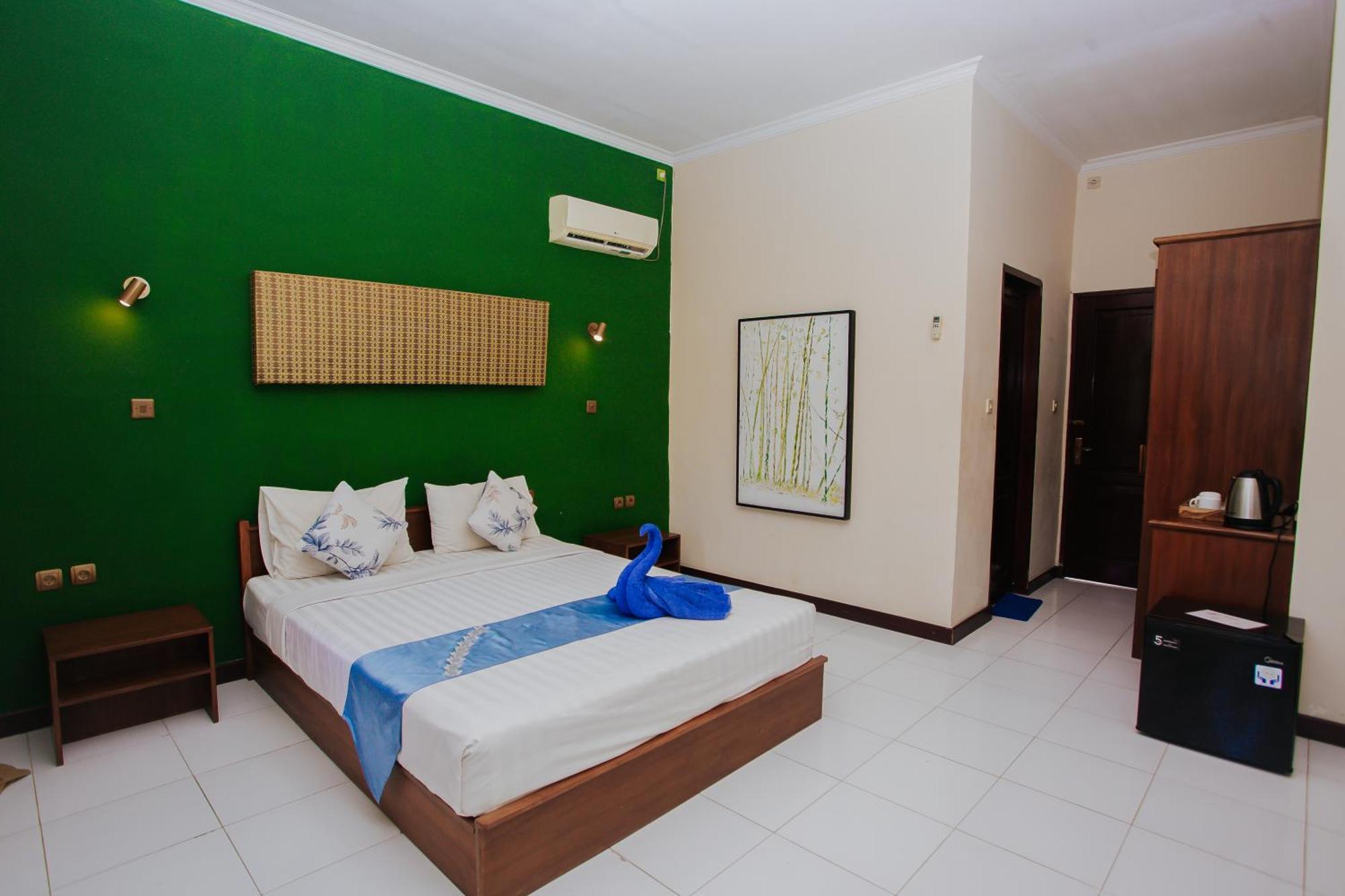 Medana Bay Marina Hotel Paloh Exterior photo