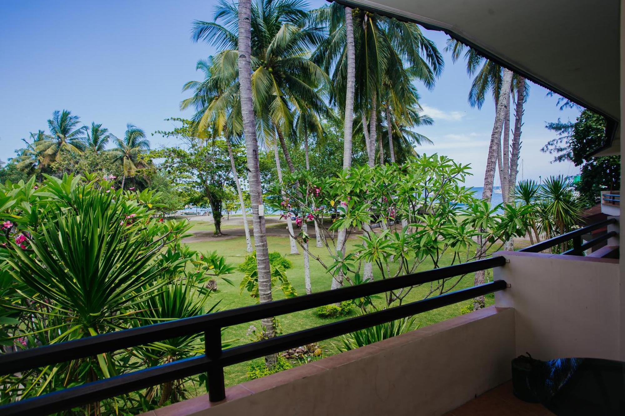 Medana Bay Marina Hotel Paloh Exterior photo